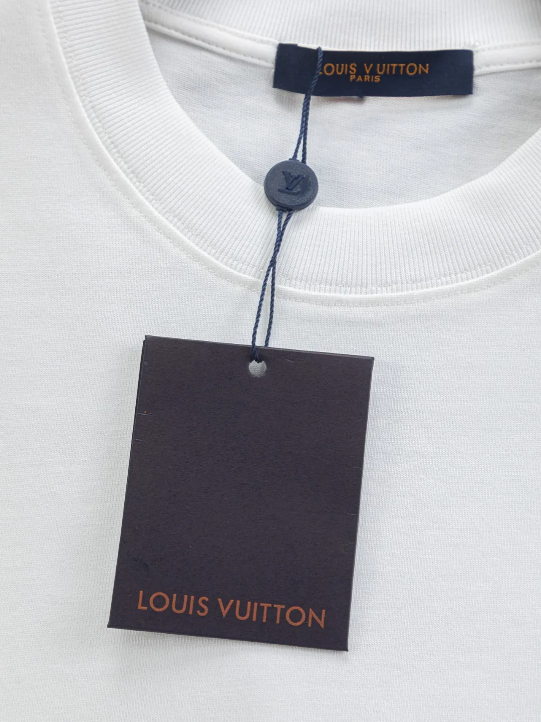 🅿️190 Louis Vuitton 1V LV lv slightly wide version S-XL LV 26ss new products are available at counters simultaneously. Multiple craftsmanship. Small graffiti letter logo on the chest + large graffiti letters logo printing on the back. Round neck short-sleeved T-shirt, same style for men and women! Consigned to one-to-one creation. Synchronized with the official website, pure cotton fabrics at the counter! It is close to the skin and comfortable, durable and easy to wear. It has a classic and simple logo design and meticulous original craftsmanship. Short-sleeves, a must-have item for men, do not appear to be the same for the general public, but must be unique and eye-catching. This LV short-sleeve is all about quality, comfort, the same shape and fashion as always, including fabrics and cutting techniques. All of them have been made with great effort! 320 grams of washed pure cotton fabric, pure cotton is breathable, very refreshing and comfortable for daily wear. The rib knitting on the neckline is smooth and tight, and the neckline will not be skewed if you toss it at will. The loose version, you will find that it looks really good on the upper body. The overall is minimalist and neat, super versatile for daily use! Pair it casually with a pair of pants for a youthful look. A T-shirt will make your outfit crazy. It is a fashionable item that can never go wrong! Color: Black White Size: S-XL Size chart: S: Shoulder width 50-Bust 56-Length 70 M: Shoulder width 52-Bust 57-Length 72 L: Shoulder width 54-Bust 59-Length 74 XL: Shoulder width 56-Bust 62-Length 76